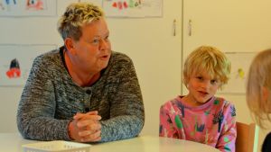 Barnträdgårdslärare Valborg Vilhjálmsdóttir tillsammans med Raul Carusi, 6 år. Raul Carusi, 6 år, sitter vid ett bord tillsammans med barnträdgårdslärare Valborg Vilhjalmsdottir på Solbacka daghem i Karis,