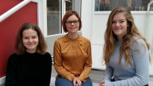 Elsa Sundholm, Minna Enroth och Ellen Bos i Borgaregatans skola i Vasa