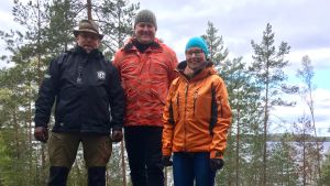 Pasi Vesterinen, Lasse Nurmi och Hanna Ylitalo tror starkt på naturturismen i Kurjenrahka nationalpark. Pasi Vesterinen, Lasse Nurmi och Hanna Ylitalo på berget.