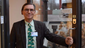 Tom Löfstedt är chefsläkare på Lojo sjukhus. Tidigare jobbade han i Ekenäs. Tom Löfstedt i dörröppningen till Lojo sjukhus.