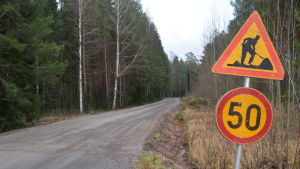 Vägarbeten pågår på Hopomvägen och hastigheten är justerad därefter. Trafikmärke vid Hopomvägen