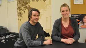 Datanomläraren Mika Nenonen och socialhandledaren Pia Öhman säger att det gäller för de gamla att hänga med, de unga vet redan vad e-sporten handlar om. Läraren Mika Nenonen och studiehandledaren Pia Öhman vid ett bord i pausutrymmet.