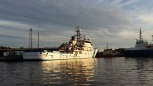 Fartyget Tursas är ett av fartygen som är utrustade med specialutrustning för oljebekämpning. Bevakningsfartyget Tursas i sin hamn i Åbo.
