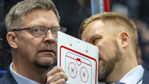 Mikko Manner ingår i Jukka Jalonens tränarstab i landslaget. Jukka Jalonen och Mikko Manner i samspråk.