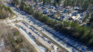 Vid anslutningsparkeringen i Ensbacka finns det plats för omkring 100 bilar. Arkivbild. Flygbild över Borgå.