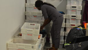 Amie Gomes hör till de många aktiva frivilliga inom Hope ry Amie Gomes sorterar donationer