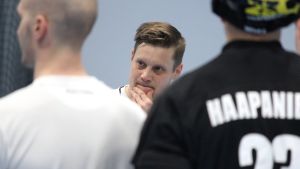 Peik Salminen och Lovisa Tor försöker finna ett vinnande koncept. Peik Salminen ser fundersam ut.