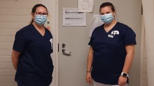 Sara Peltola och Emilia Back ingår båda i det team som kartlägger och spårar coronasmitta i Jakobstadsområdet. Sjukskötare Sara Peltola och Emilia Back.