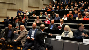 Nästan fullt i salen då fusionsplanerna skulle diskuteras. Många på plats i salen för att höra om fusionsplanerna mellan Korsholm och Vasa.