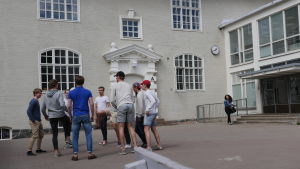 Intresset för idrottslinjen vid Brändö Gymnasium är stort. Ungdomar sparkar boll på skolgård