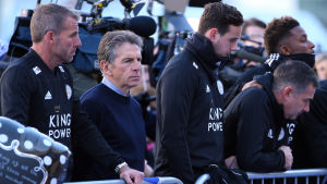 Claude Puel (andra från vänster) säger att veckan har varit tuff. Leicester sörjer ägarens död.
