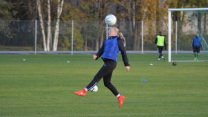 Monica Hagström nickar bollen vid Sandhagen i Karleby.