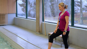 Simlärare Mia Karvonen drar en lektion för lågstadieelever i Britas simhall. Att simma är spännande för barnen, berättar Karvonen. Mia Karvonen, ansvarig idrottsinstruktör, lär barn från cygnauesskolan simma november 2015