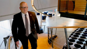 "Diplomatin är långsam under coronaförhållanden. Allt tar lite längre tid", säger Finlands ambassadör Mikko Hautala i sin första svenskspråkiga intervju. Finlands ambassadör i Washington Mikko Hautala på ambassadörsresidenset i Washington DC.