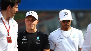 Toto Wolff ska hålla ordning på torpet. Toto Wolff, Valtteri Bottas och Lewis Hamilton, 2017.
