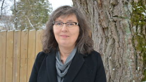 Tina Nordman. En kvinna i svart jacka står ute vid en ek. Hon heter Tina Nordman.