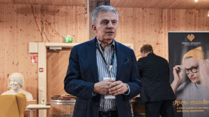 Wärtsiläs koncernchef Jaakko Eskola. En man i övre medelåldern iklädd skjorta och kavaj håller tal.