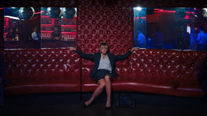 Är det så att hon "ber om det"? Cassandra (Carey Mulligan) sitter avslocknad i en soffa på en nattklubb.