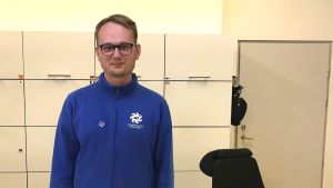 Aslak Djupsjö berättar att fåglarna inte ställer till med problem på Sveaborg. Aslak Djupsjö iförd en blå tröja står framför en rad med vita skåpdörrar.