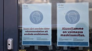 Rekommendationer är inte samma sak som tvång. Skyltar där man uppmanas använda munskydd.