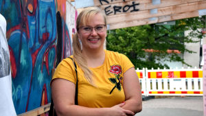 Barnkulturkoordinator Pamela Andersson tog initiativ till projektet. Kvinna med blont hår och glasögon ler.