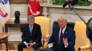 President Sauli Niinistö och USA:s president Donald Trump svarade på frågor också innan deras möte. Sauli Niinistö och Donald Trump sitter i gula fåtöljer.