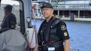 Oiva Juntunen anser att bättre kunskap skulle minska på grundstötningsolyckor. Kaptenlöjnat i Sjöbevakningen Oiva Juntunen.