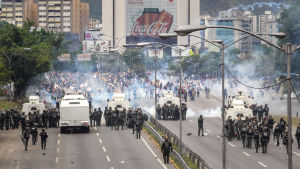 Polisen använde tårgas, vattenkanoner och till slut gummikulor för att skingra protesterna i Caracas. Polisen avfyrar tårgas mot tusentals demonstranter som blockerade en motorväg i Caracas.