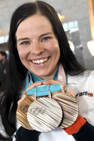 Krista Pärmäkoski medgav att de tre medaljerna väger tungt runt nacken. Krista Pärmäkoski.