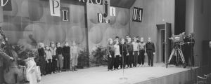 Rundradions första officiella tv-sändning "Lillajul återigen" spelas in 30.11.1957 vid Svenska handelshögskolan i Helsingfors. Barnkören "Tomtarna" uppträder. Yleisradion televisiotoiminnan ensimmäinen julkinen televisioitu lähetys "Pikkujoulu on taas" 30.11.1957 Ruotsinkieliseltä kauppakorkeakoululta Helsingistä. Lapsikuoro "Tontut" laulaa, Onni Gideonin yhtye vasemmalla.