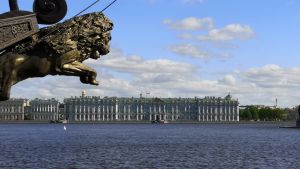 Eremitaget i S:t Petersburg är öppet som vanligt. En byggnad fotograferad från andra sidan ett vattendrag i S:t Petersburg.