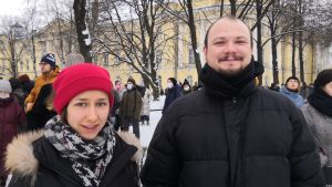Aleksej och Natasja beslöt att gå ut för att demonstrera eftersom de skäms för tillståndet i sitt land. Aleksandr och Natasja beslöt att gå ut för att demonstrera eftersom de skäms för tillståndet i sitt land.