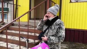 Zoja Baluk ringer president Putin varje år för att fråga om när hennes by ska få gas. En äldre kvinna talar i telefon.