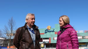 Markus Jahnsson och Annele Wiman diskuterar Granidagarna. Markus Jahnsson och Annele Wiman står och diskuterar utomhus. I bakgrunden ser man Grankulla köpcentrum.