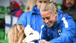 Linda Sällström har gjort sex mål på två matcher (!) och gör sin 100:e match i landslaget. Linda Sällström skriver en autograf på en tröja på damernas fotbollslandslagsträning i Vasa 2019.