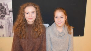 Fanny Landén och Mathilda Smedslund vill inte att deras föräldrar ska titta på Skam. Porträttbild på två tonårsflickor. De heter Fanny Hildén och Mathilda Smedslund och går i Ekenäs högstadium.