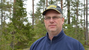 Jan-Erik Karlsson tycker att myndigheterna gör det svårt för företagare att sälja bränsle ute i skärgården. Stödet för tunga bränsletransporter håller på att slopas och säkerhetskraven är stränga. Jan-Erik Karlsson