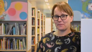 Bibliotekschef Karolina Zilliacus tycker inte man ska dela in litteraturen i flick- och pojkböcker i bokhyllorna, vilket man heller inte gör i Pargas. Bibliotekschef Karolina Zilliacus i Pargas.