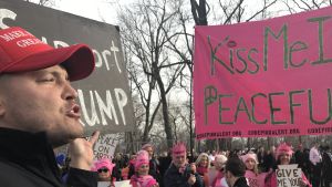 En Trumpsupporter stannar upp och börjar skrika sin slogan för att överrösta gänget från Code Pink. En Trumpsupporter stannar upp och börjar skrika sin slogan för att överrösta gänget från Code Pink.