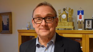 Den stora nyttan med hallen i Hangöby vore att där skapas jobb, enligt stadsdirektör Denis Strandell i Hangö. Denis Strandell