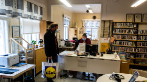 Vid disken betjänas både post- och bibliotekskunder. Disken vid Pernå bibliotek.