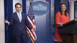 Anthony Scaramucci och Sarah Huckabee Sanders i Vita husets presscenter. Sarah Sanders i Vita husets talarstol med Anthony Scaramucci