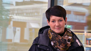 Åsa Gustafsson ser många fördelar med Pargasleden. Kvinna står framför stora glasfönster.