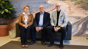 Seija Aaltonen, Kalevi Kallonen och viceordförande i KTO:s fullmäktige Harry Nordqvist. Kalevi kallonen sitter i en soffa med två andra personer