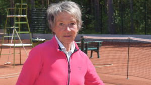 Barbro Wikberg skräder inte orden när det kommer till en del fullmäktigeledamöter i Hangö. En kvinna står på ett tennisplan. Ser in i kameran. Spelar inte.