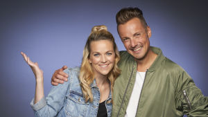 Anna-Karin Siegfrids och Jonathan "Jontti" Granbacka håller i kvällens show. Anna-Karin Siegfrids och Jontti Granbacka programledare för MGP 2018