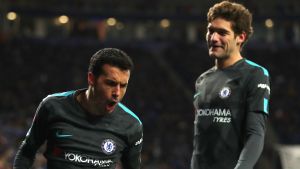 Pedro satte segermålet och firar tillsammans med Marcos Alonso. Pedro, Chelsea.
