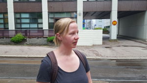 Eva Ekholm framför Skogscentralen Eva Ekholm är nöjd med sitt fasta jobb