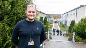 Karriärplanerare Sam Grönstrand hoppas att närundervisningen inte ska hotas i höst. Sam Grönstrand på trappan utanför skolhus.