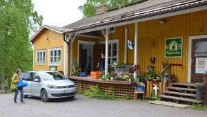 Irina och Victoria bär in färskvaror i byaboden. Emsalö byaboden i Borgå.